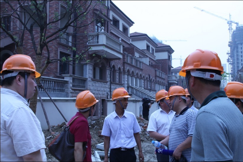1总经理唐正良为设计院、施工单位、房地产企业来宾介绍康绿尔保温板在景天花园别墅项目中的应用示范案例